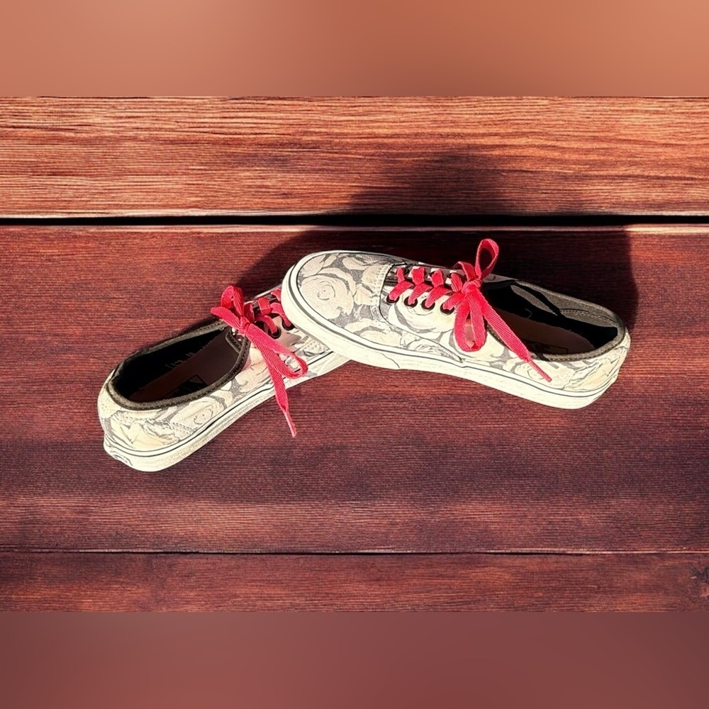 Vans Digi Roses Floral Lace Up Skateboard Sneakers Women’s Size 8 Mens Size 6.5